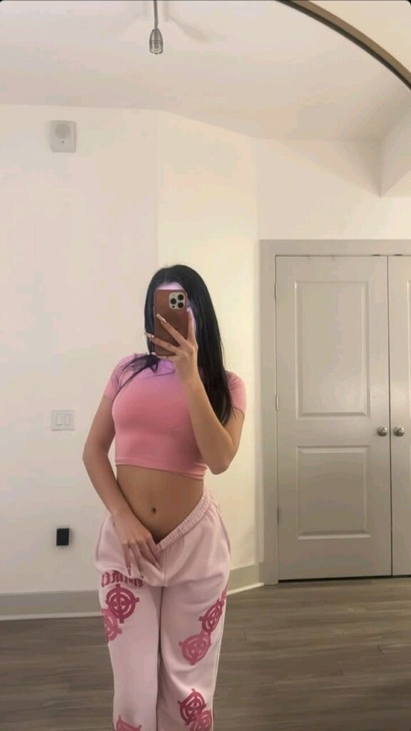 Bahçelievler Escort Menekşe Olgun Deneyimiyle Derin ve Doyurucu Anal Seanslar Sunan