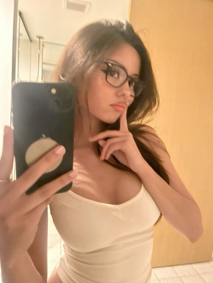 Sarıyer Escort Gül Olgun ve Işıl Gibi Parlak Cazibeyle Aydınlatan Buluşmalar